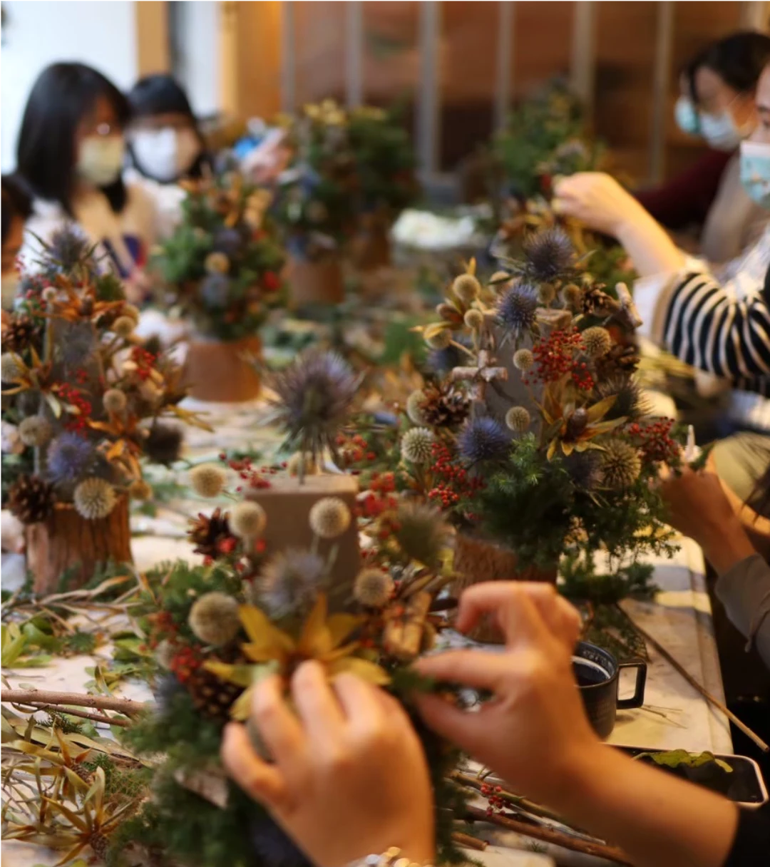 花藝師整理花材